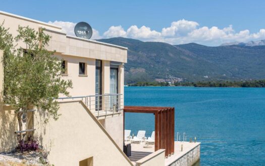 Villa first line to the sea