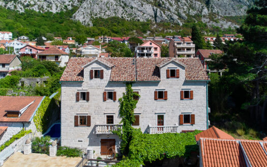 Semi-detached stone house on the first line from the sea