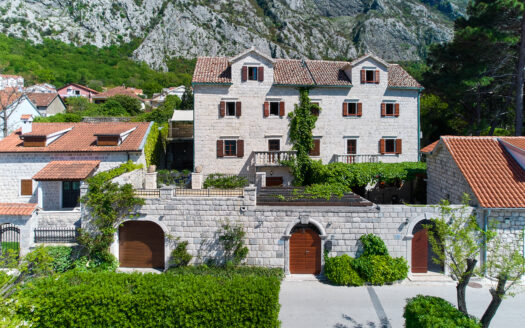 Semi-detached stone house on the first line from the sea