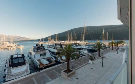 Spacious and modern three-bedroom apartment in Marina Residences