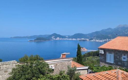 Family house with a view of Sveti Stefan island