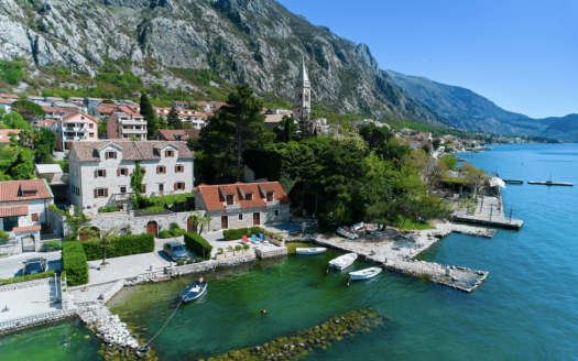 Semi-detached stone house on the first line from the sea