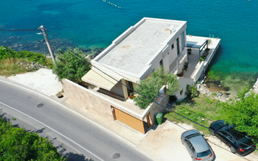 Villa first line to the sea