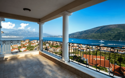 Three-Bedroom Duplex in Djenovici, Herceg Novi
