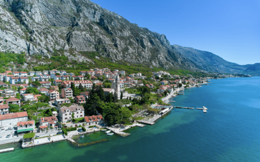 Semi-detached stone house on the first line from the sea