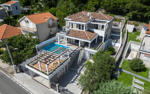 Four bedrooms villa available for a sale. 