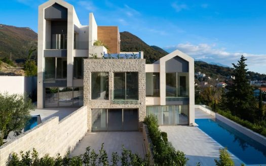 Two-bedroom Townhouse in Donja Lastva, Tivat