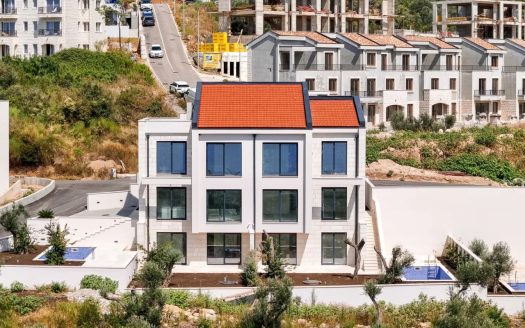 Semi-detached house with a swimming pool on the Budva Riviera, Reževići 