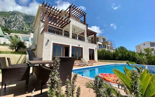 Exceptional four bedrooms villa in Blizikuce