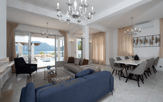 Four bedrooms villa available for a sale. 