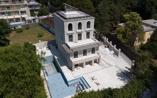 Stone Villa with Pool in Seljanovo